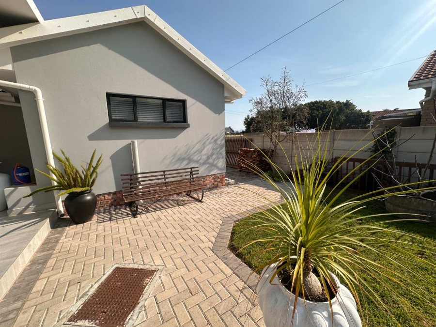 5 Bedroom Property for Sale in Fraaiuitsig Western Cape